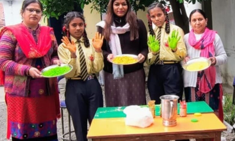 Herbal color making learned by PM Shri Primary School Majri Grant,Doiwala.