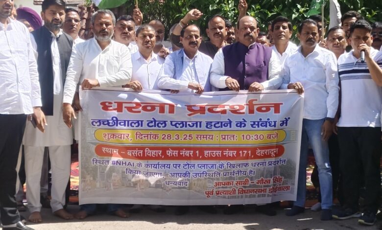 Congress protest to relocate Lachhiwala Toll Plaza.