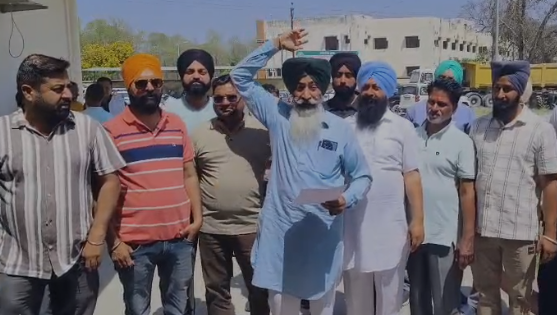 Bharatiya Kisan Union (Tikait) protest against alleged 'illegal recovery' by interceptor in Doiwala.
