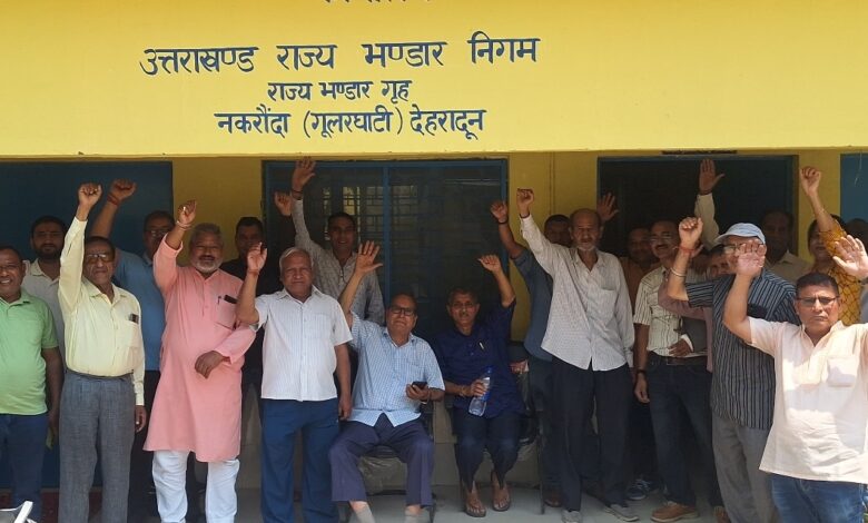 Uttarakhand: Protest of ration vendors continues, demand for new e-PoS machine training and dividend payment raised