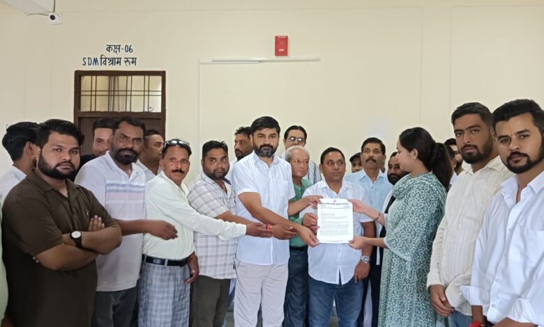 Congress gave memorandum to Governor via SDM office Doiwala demanding high level investigation in flouting of law in Panchayat Election by BJP.