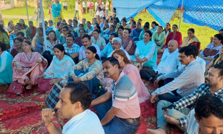 State Teachers' Union warns of "complete work boycott", staged a sit-in protest in Doiwala