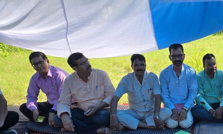 Rajkiya Shikshak Sangh decided to bocott programme and honour on Teacher's Day and organise candle march.