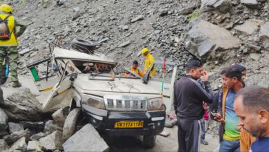 A heavy stone fell on a Bolero vehicle in Rudraprayag, 2 died on the spot, 4 seriously injured