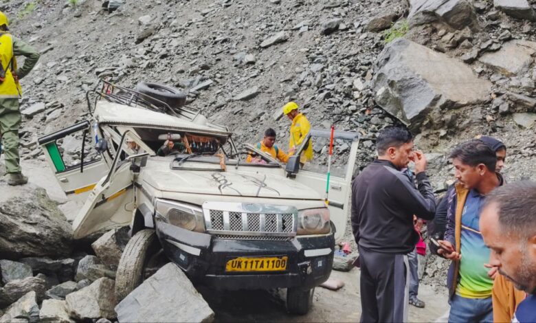 A heavy stone fell on a Bolero vehicle in Rudraprayag, 2 died on the spot, 4 seriously injured