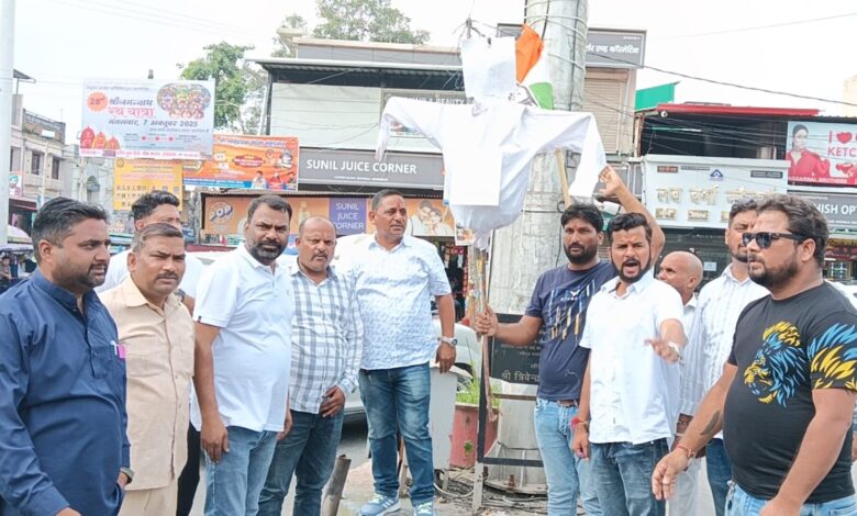 Youth Wingh of Congress burnt effigy of BJP Government and Hakam Singh in Paper leak case.