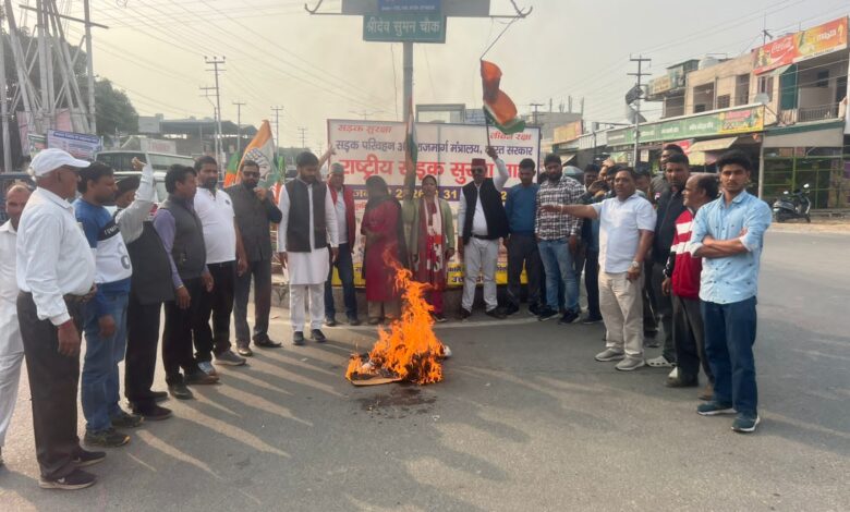 Congress burnt effigy of BJP Government in Jollygrant of Doiwala.